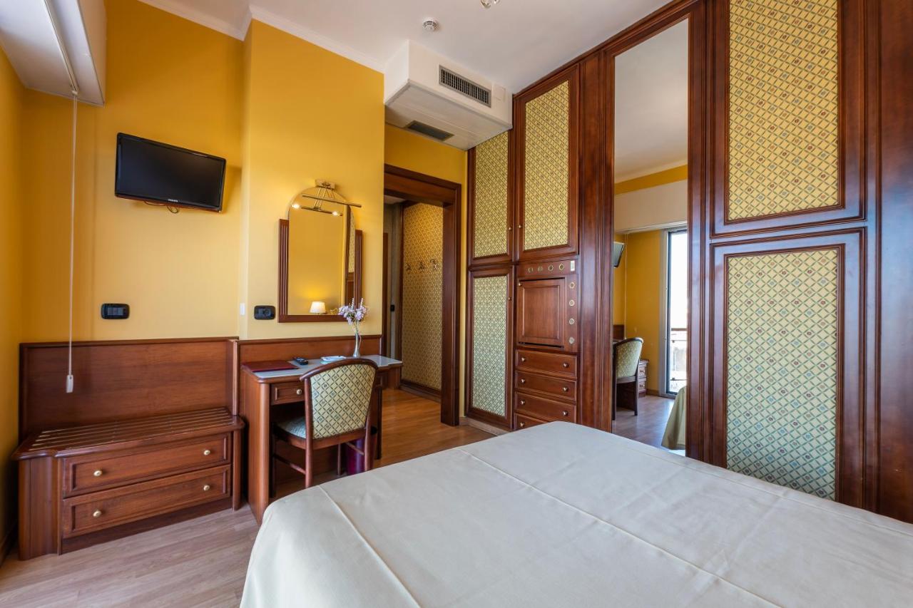 Hotel Bellevue Et Mediterranée Diano Marina Esterno foto