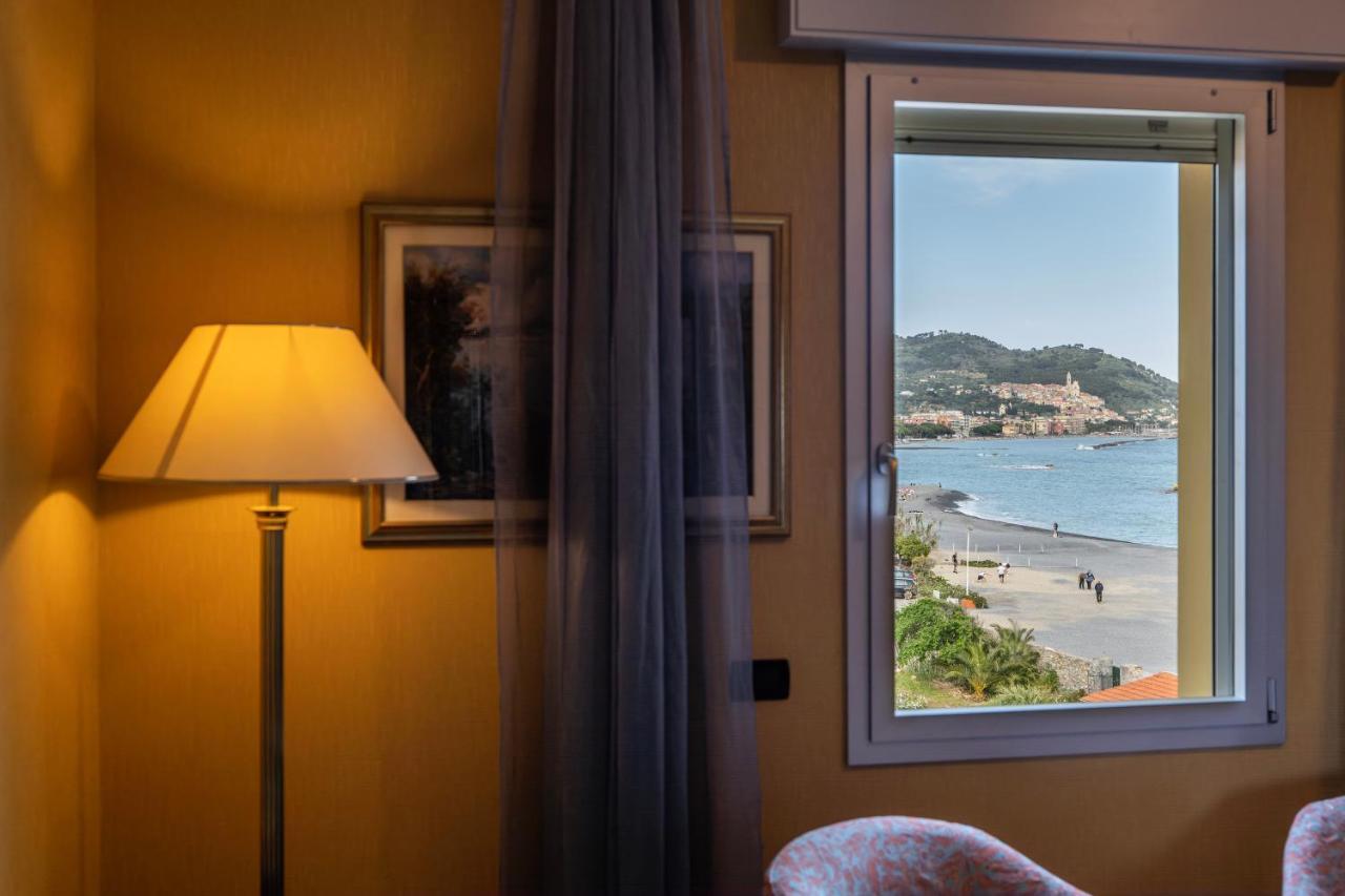 Hotel Bellevue Et Mediterranée Diano Marina Esterno foto