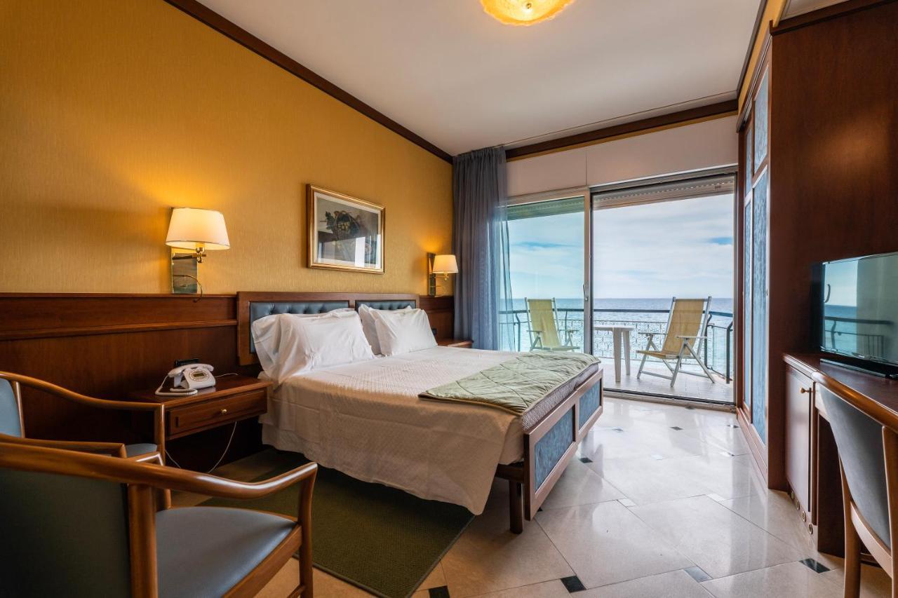 Hotel Bellevue Et Mediterranée Diano Marina Esterno foto