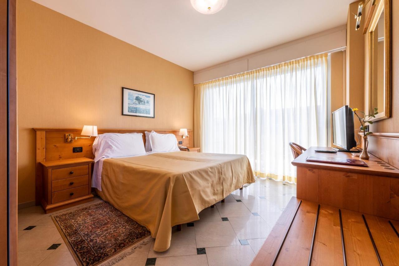 Hotel Bellevue Et Mediterranée Diano Marina Esterno foto