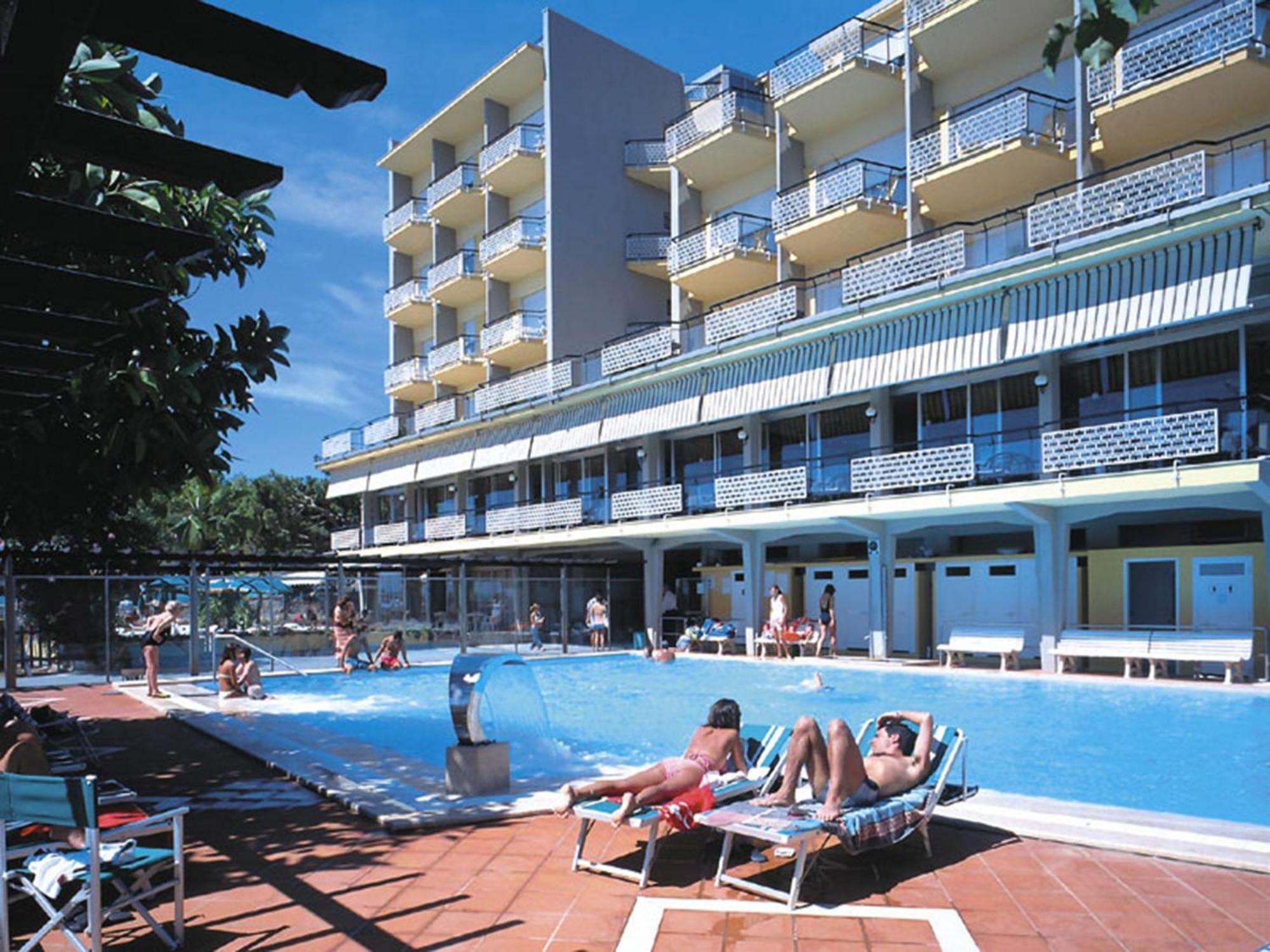 Hotel Bellevue Et Mediterranée Diano Marina Esterno foto