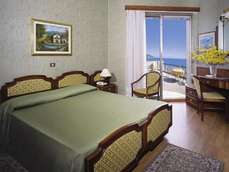 Hotel Bellevue Et Mediterranée Diano Marina Esterno foto