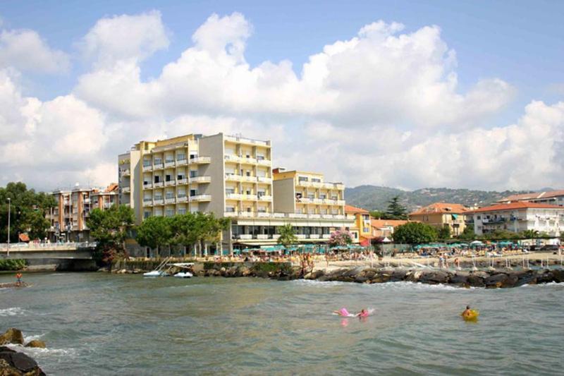 Hotel Bellevue Et Mediterranée Diano Marina Esterno foto