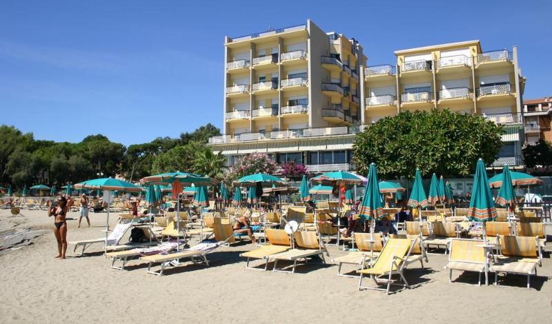 Hotel Bellevue Et Mediterranée Diano Marina Esterno foto