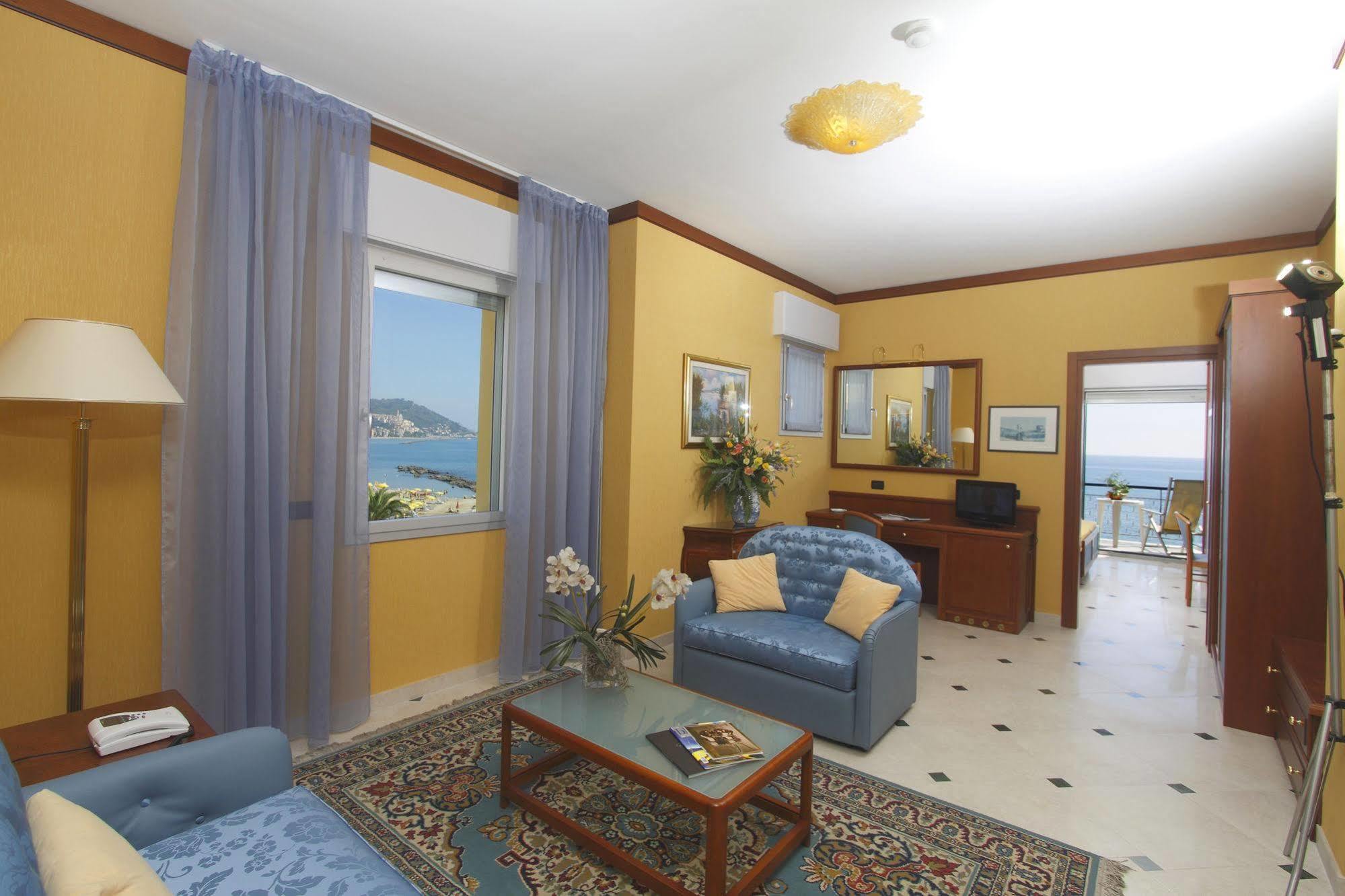 Hotel Bellevue Et Mediterranée Diano Marina Esterno foto