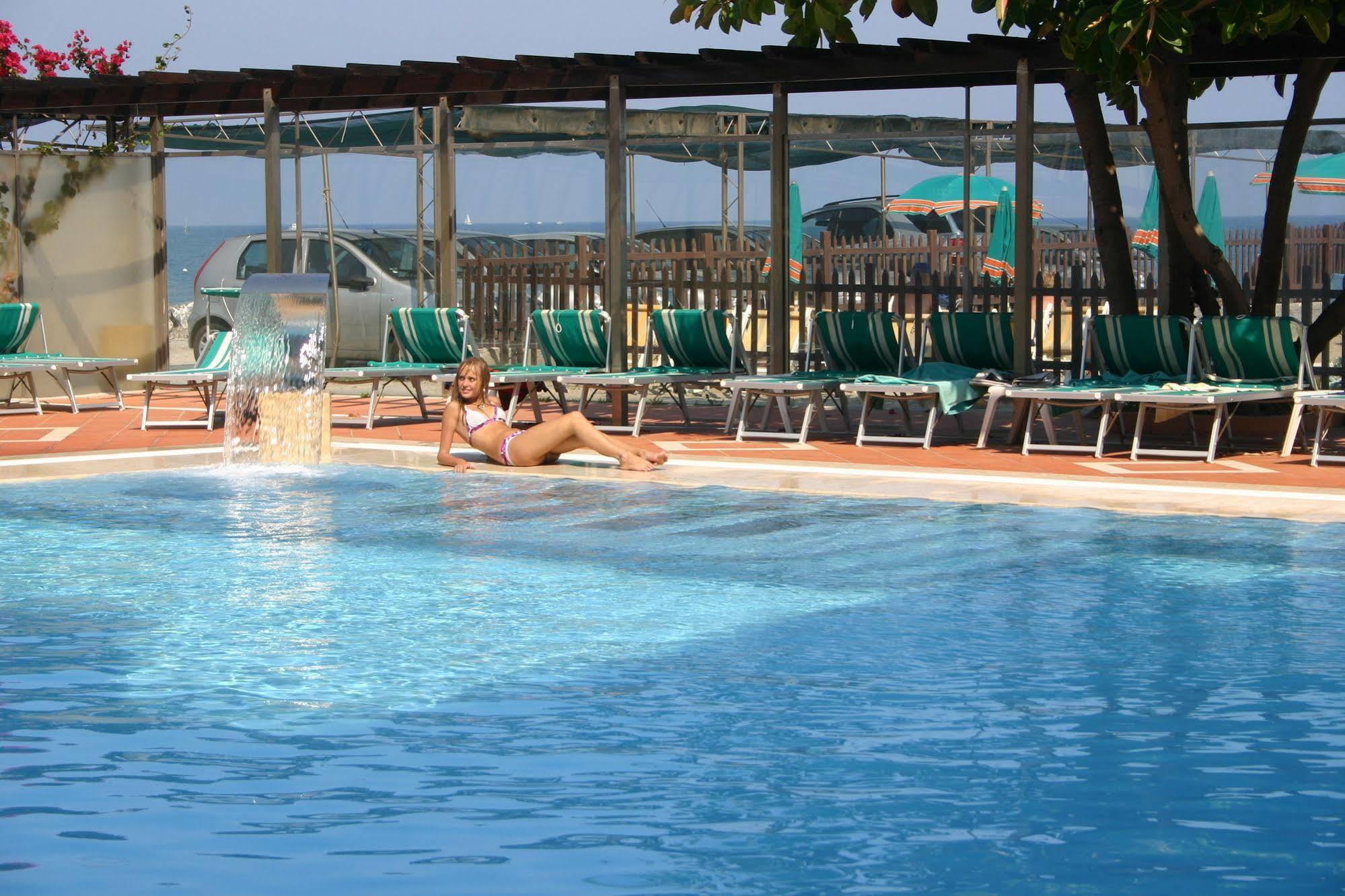 Hotel Bellevue Et Mediterranée Diano Marina Esterno foto
