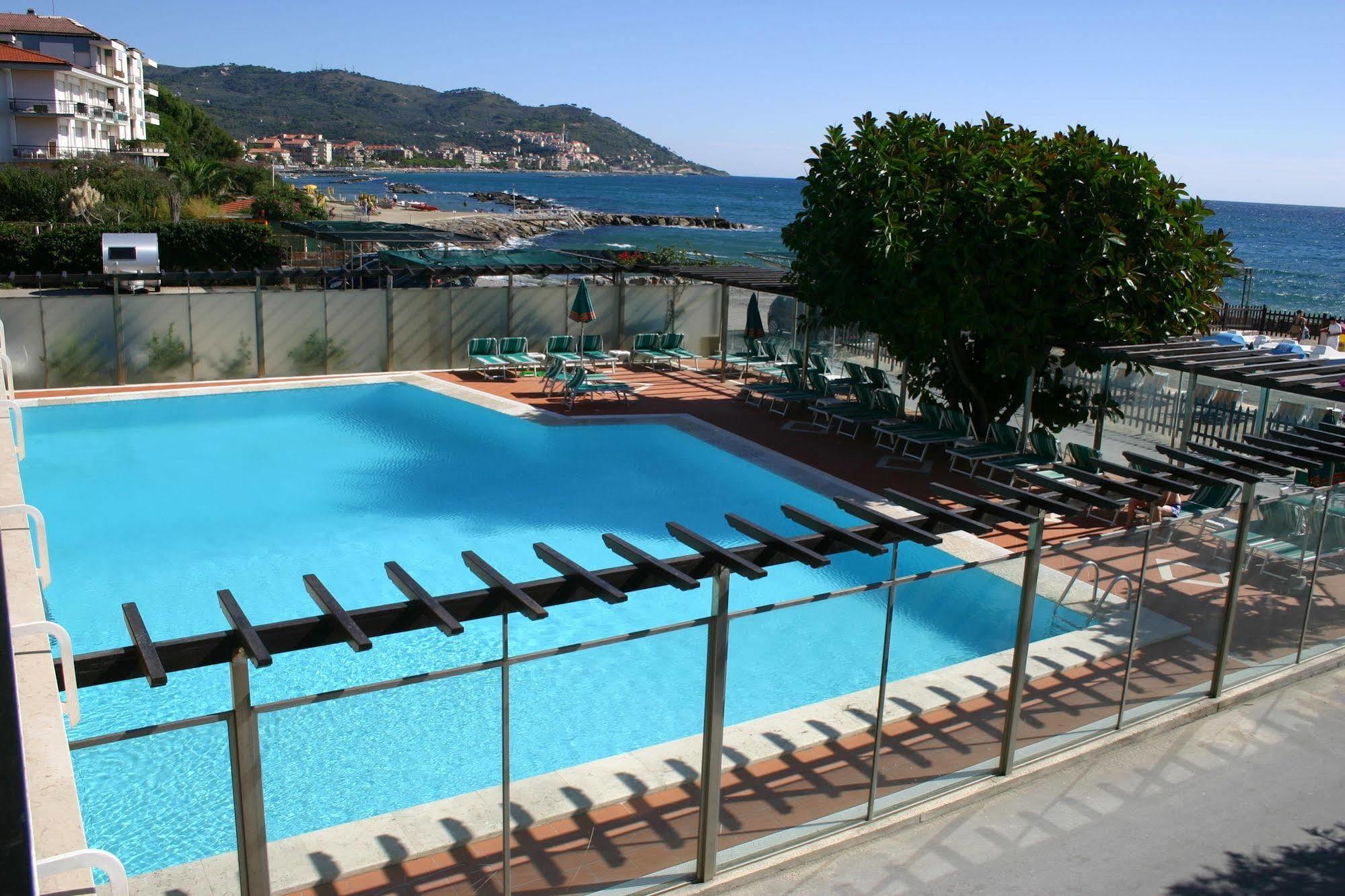 Hotel Bellevue Et Mediterranée Diano Marina Esterno foto