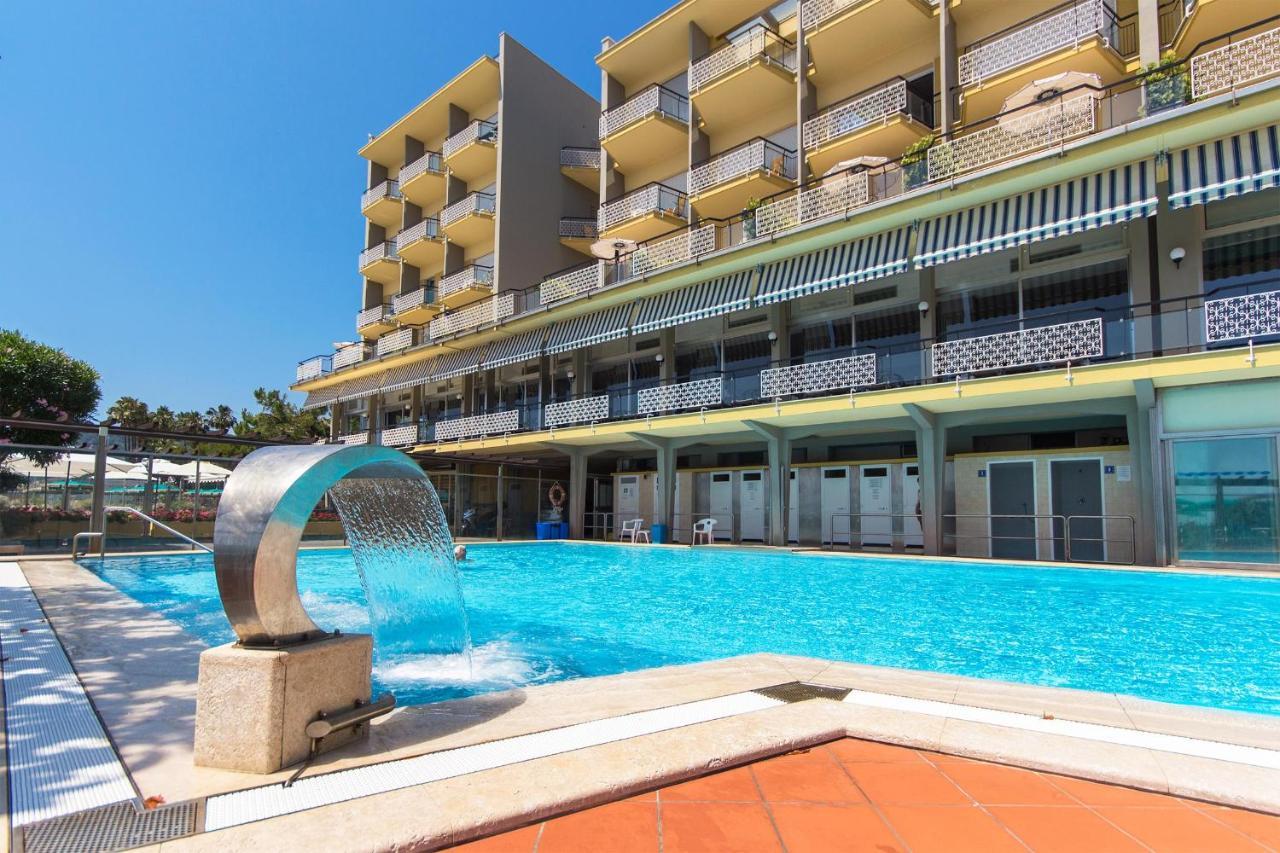 Hotel Bellevue Et Mediterranée Diano Marina Esterno foto